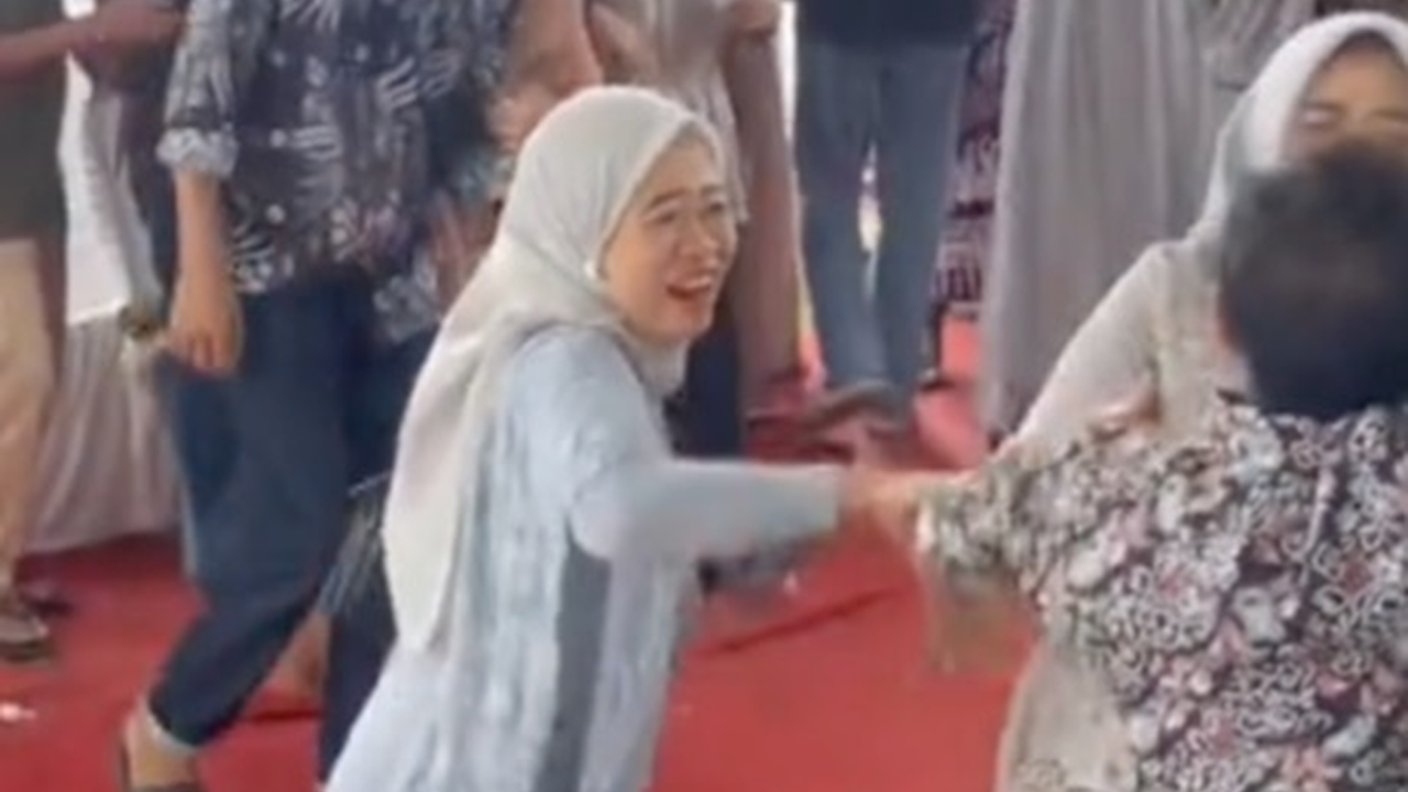 Viral Wanita Menangis saat Tahu Ayahnya Dapat Buket Bunga dari Pengantin, Takut Nikah Lagi