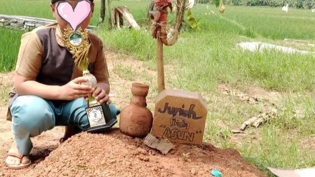 Kisah Haru Anak Kunjungi Makam Ibunda yang Wafat saat Melahirkan, Bawa Piala Pamer Juara Lomba Tahfidz