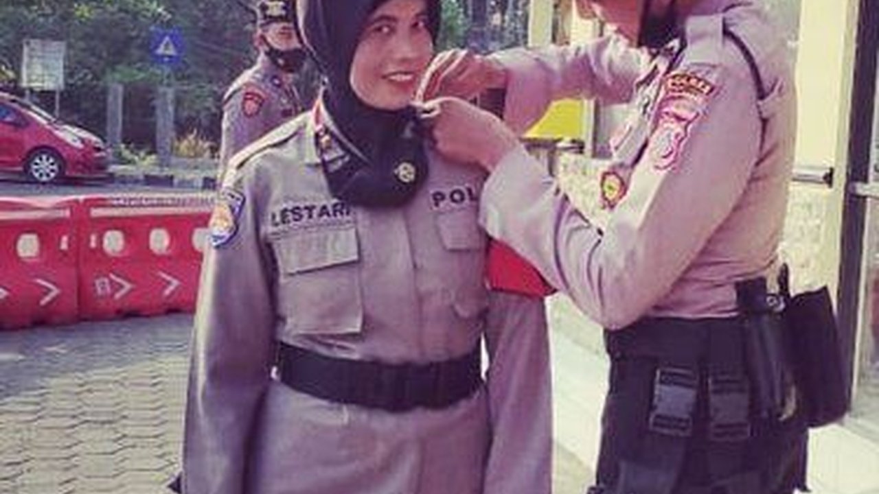 Momen Unik Orangtua & Anak Sama-sama Polisi Dinas di Tempat yang Sama, di Kantor Komandan di Rumah Keluarga