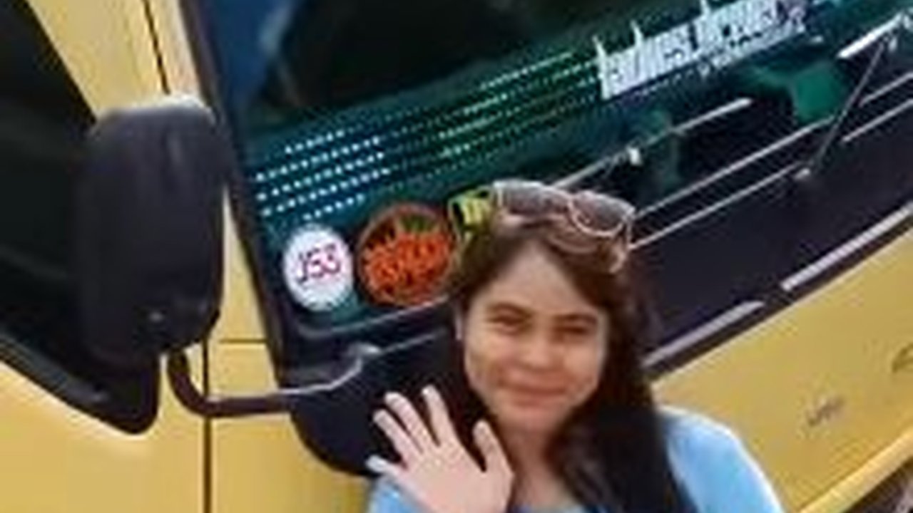 Berjuang Demi Rupiah, Potret Cantik Sopir Truk Bawa Paket Lintas Jawa & Sumatera, Disetop Polisi 'Kalau Ada Sopir Macam-macam Hajar'