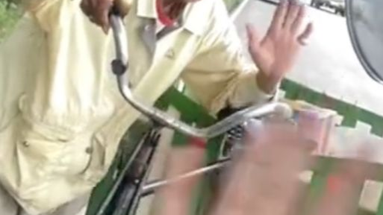 Hanya Untung Rp 300 Perak, Kakek Usia 100 Tahun Ini Bertahan Hidup dari Jualan Kerupuk Keliling