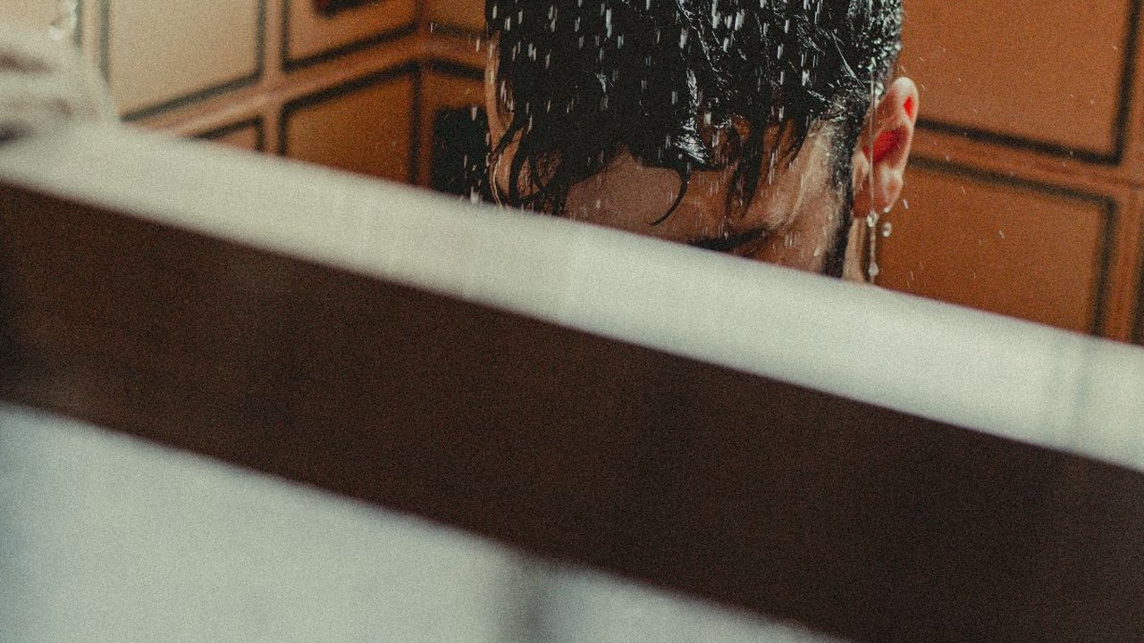 Mitos Mandi Malam yang Banyak Dipercaya, Ini Penjelasan Lengkapnya