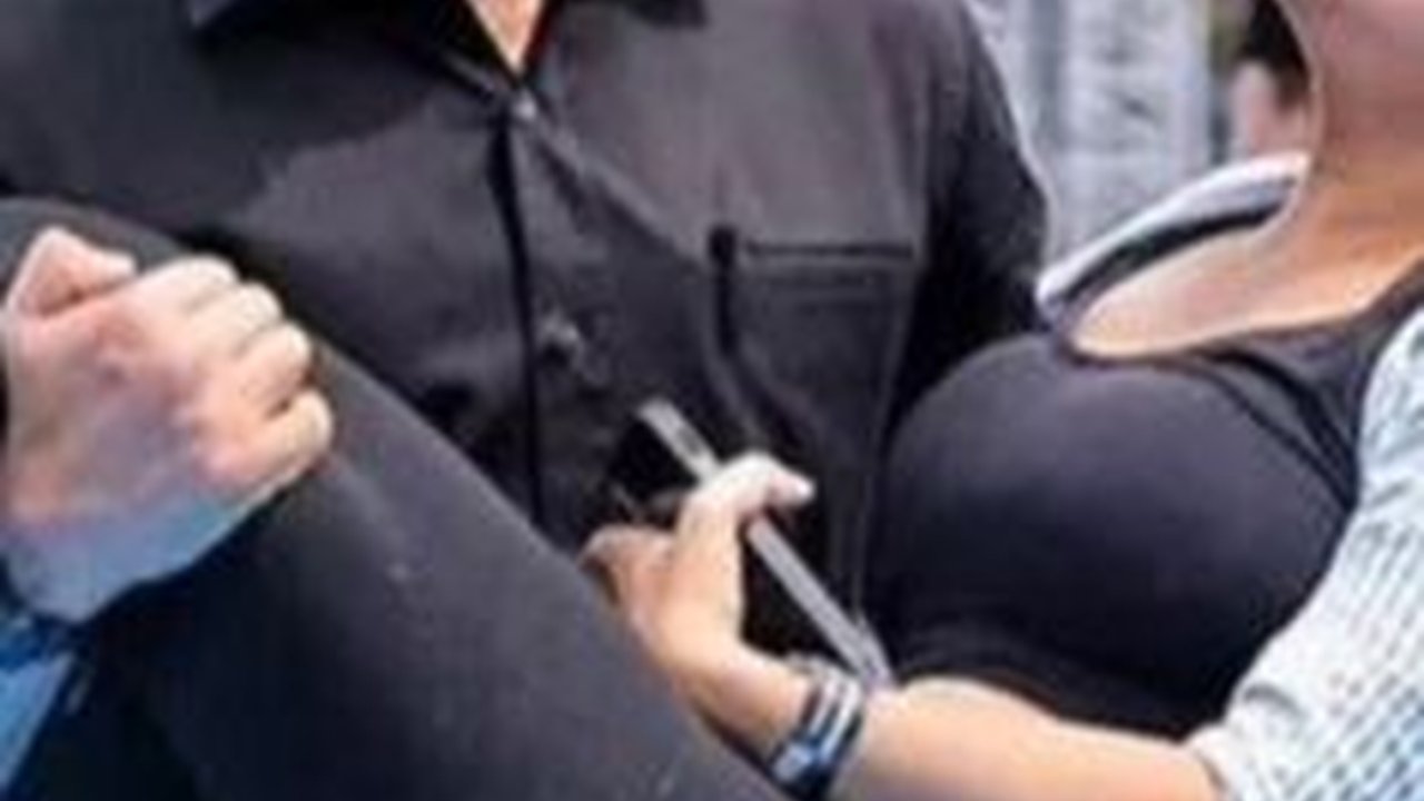 VIDO: Momen Viral, Mayor Teddy Sigap Gendong Wanita Pingsan, Prabowo 'Gagal Fokus' Pidato