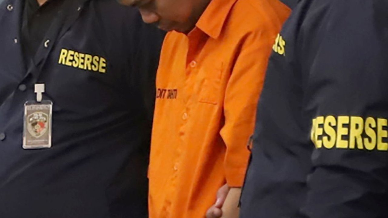 FOTO: Ekspresi Tersangka Yudha Tertunduk Lesu saat Dihadirkan dalam Rilis Kasus Pembunuhan Dante
