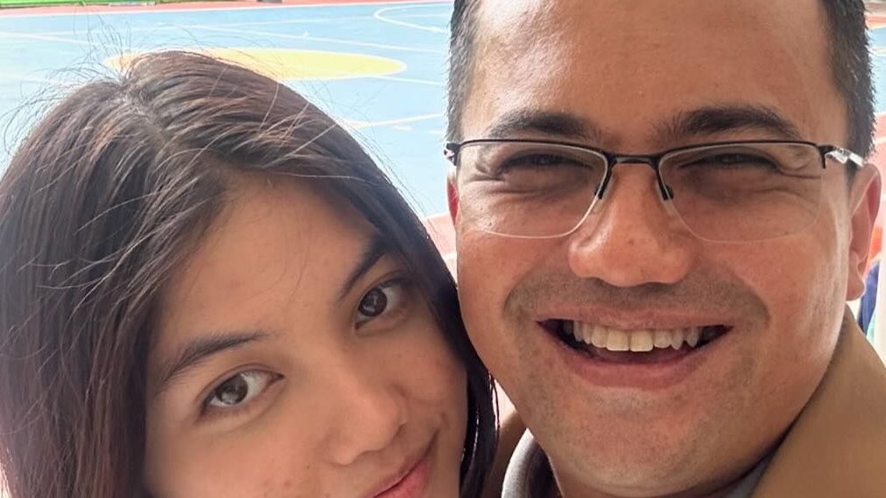 Tak Lama Lagi Lulus SMP, Potret Cantik Putri Sahrul Gunawan Pose Bareng Sang Ayah di Sekolah jadi Sorotan