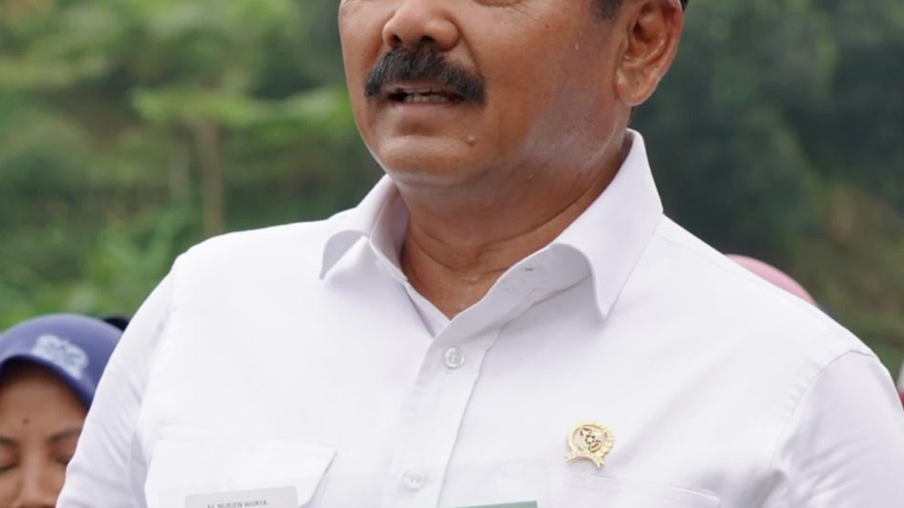 Jajaki Jalan Setapak Persawahan di Desa Gunung Bunder, Menteri ATR Serahkan Sertifikat PTSL