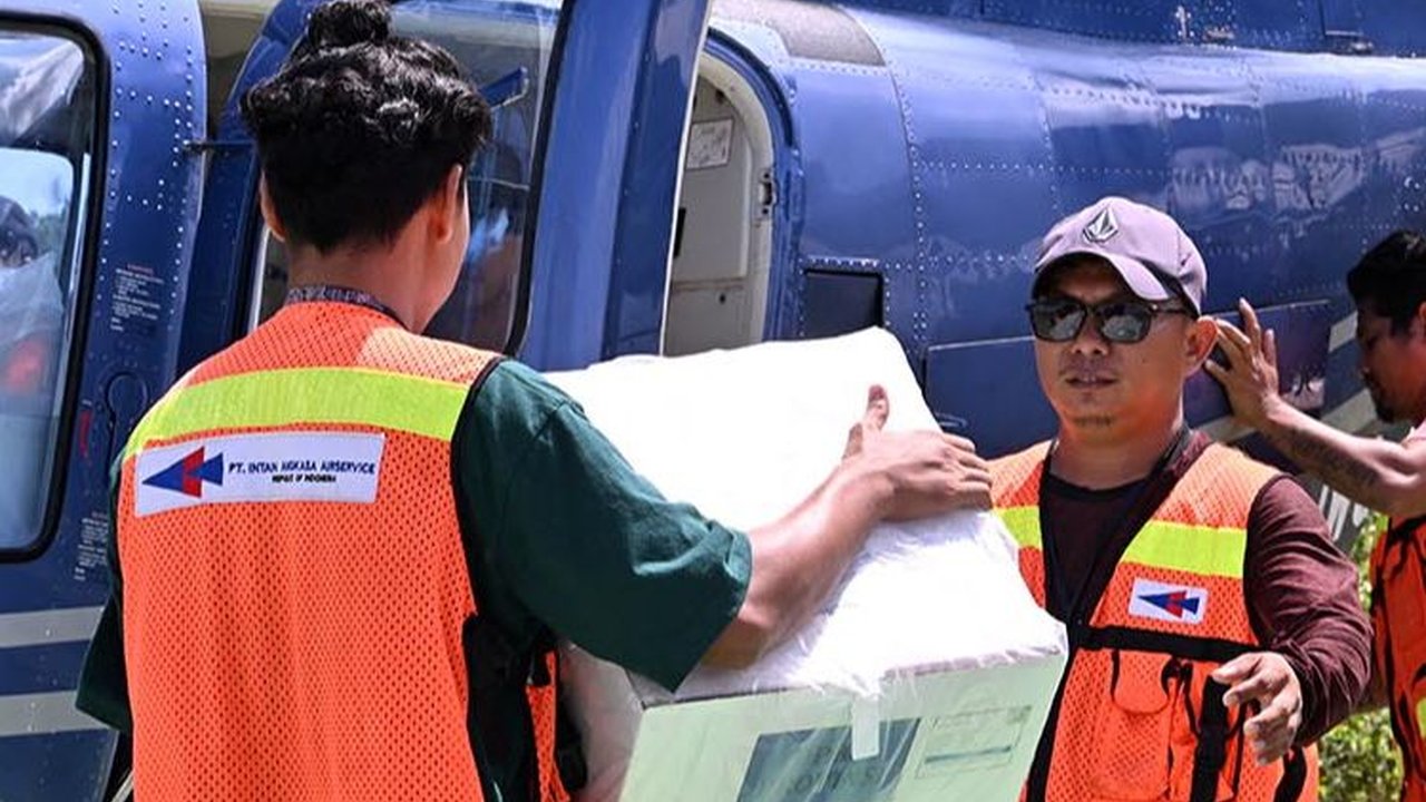 FOTO: Jangkau TPS Terpencil di Papua, Petugas KPU Kirim Logistik Pemilu 2024 Pakai Helikopter