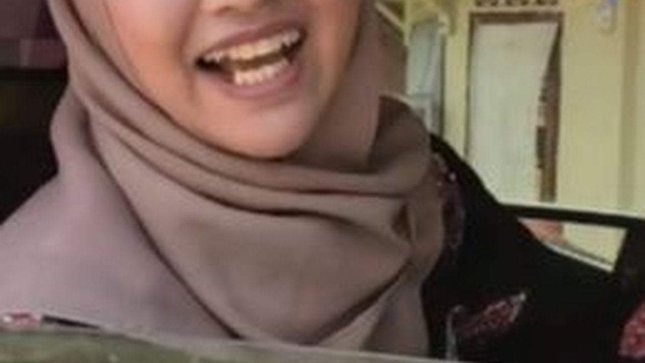 Cantik Miliki Gigi Gingsul, Potret Sopir Truk Wanita Pengangkut Kelapa Sawit Bikin Warganet Salfok