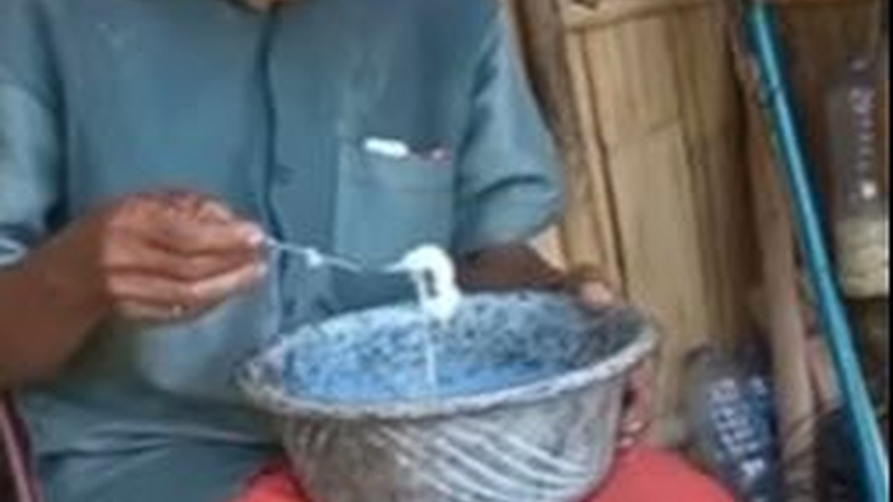 Penghasilan Tak Cukup Buat Beli Nasi dan Lauk, Kakek Tini Makannya Cuma Parutan Kelapa buat Ganjal Perut yang Lapar