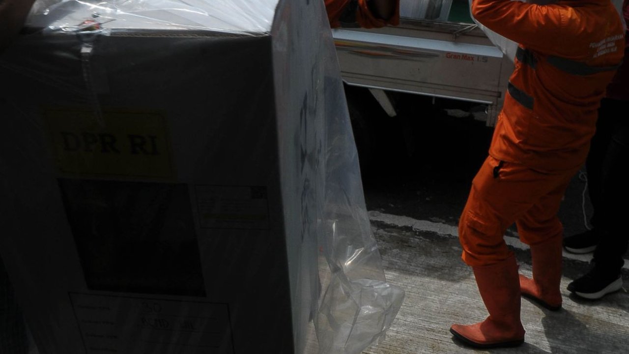 FOTO: Melihat Logistik Pemilu 2024 Mulai Didistribusikan ke 498 TPS di Tanah Abang