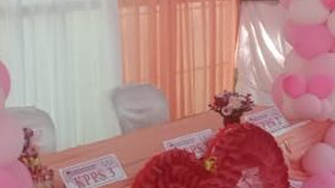 Unik, TPS di Bali Bernuasa Valentine dan Serba Pink