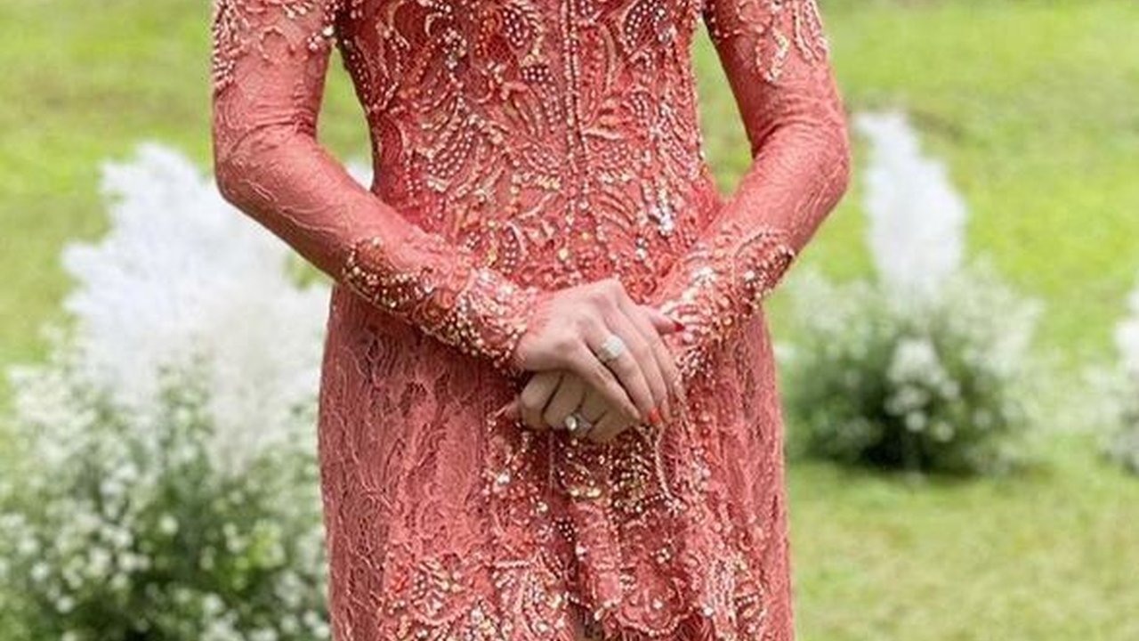 Dilamar Muhammad Fardhana, 8 Foto Ayu Ting-Ting Dalam Balutan Kebaya Yang Anggun & Menawan