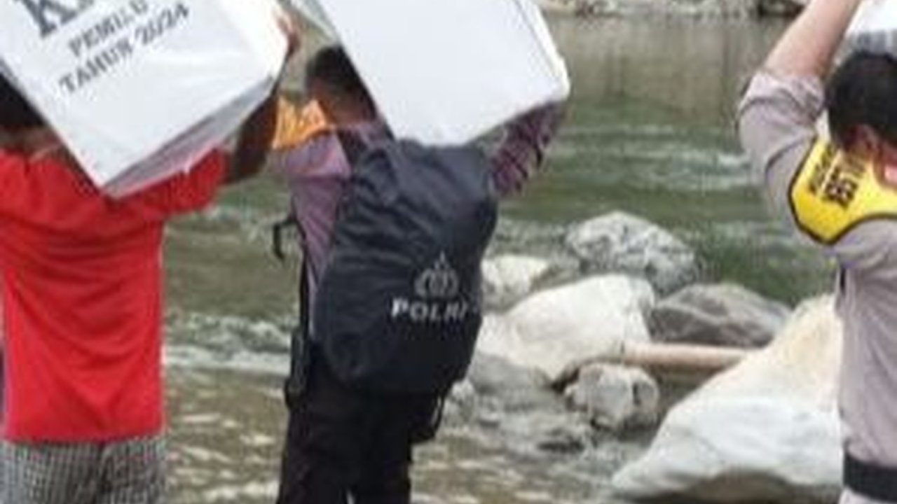 Perjuangan Bawa Logistik Pemilu di Pedalaman Maluku, Jalan Kaki 20 Km Lewati Sungai dan Hutan
