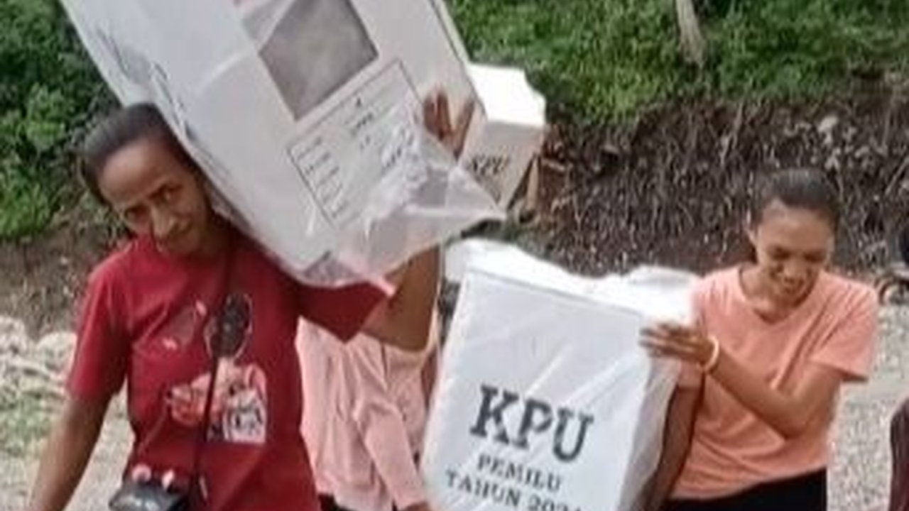 Perjuangan Petugas KPPS Wanita di Sikka Susuri Jalan Berbatu & Terjal Antar Logistik Pemilu