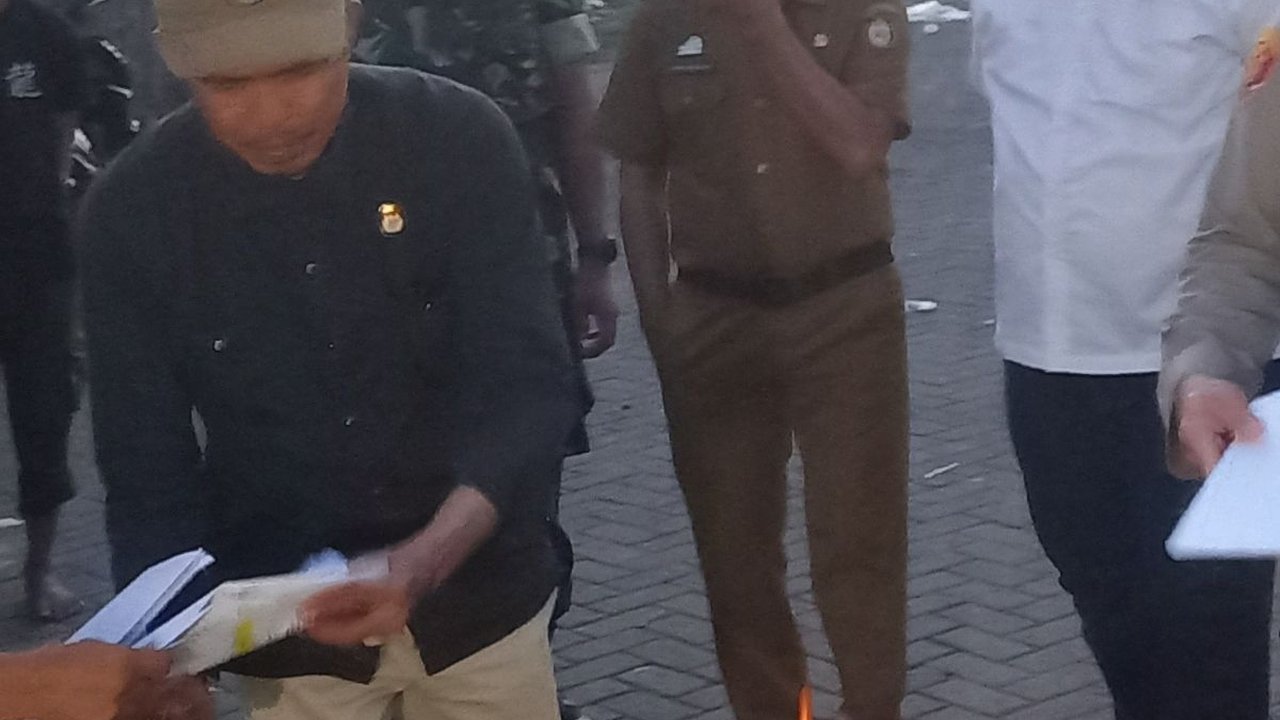 KPU Makassar Bakar 207.372 Lembar Surat Suara Tak Layak