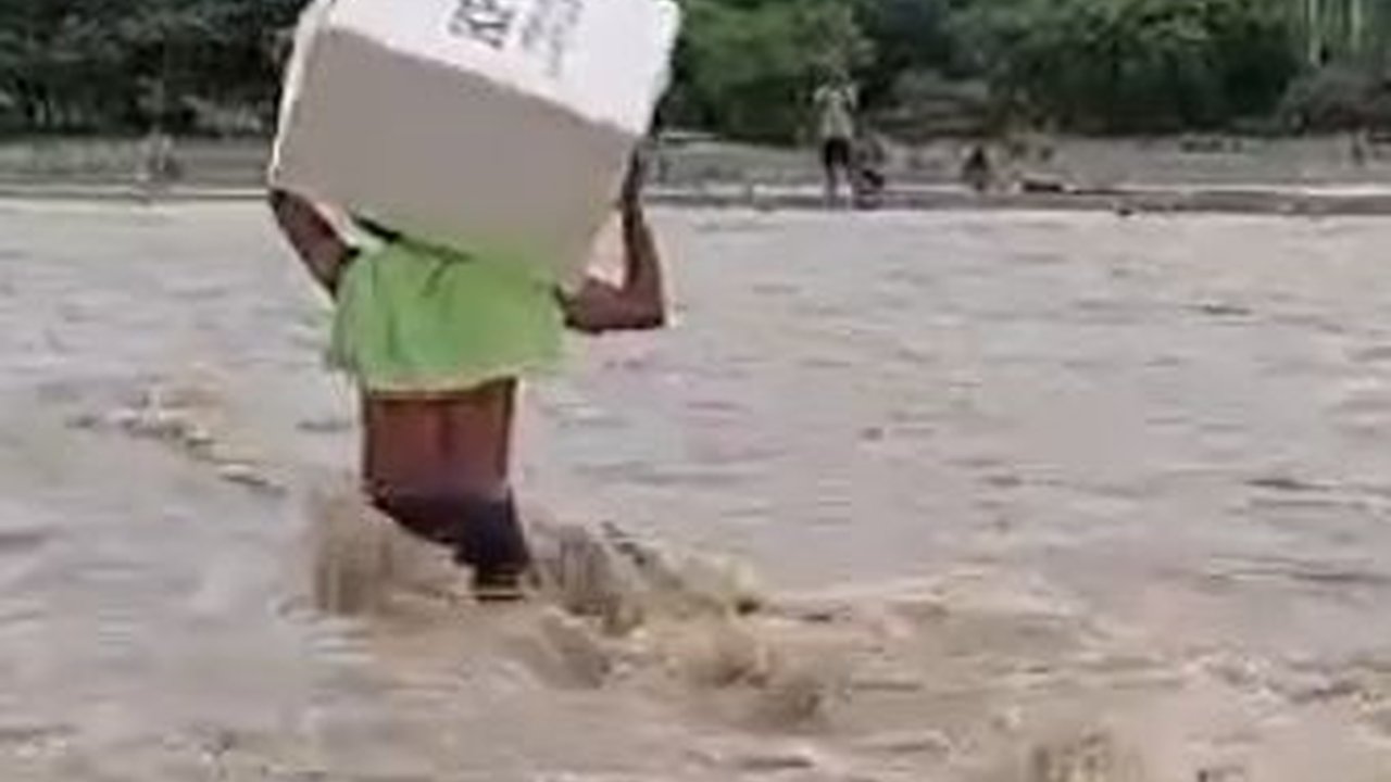 Potret Petugas Pemilu di Kupang, Bawa Logistik Terjang Banjir Demi Warga Mencoblos