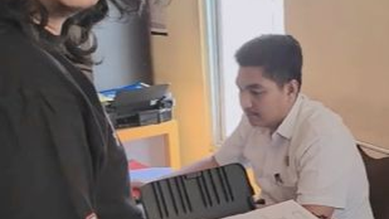 Sangar saat Tugas, Anggota 'Anti Bandit' Berubah 180 Derajat Pas Antar Anak Sekolah, Gendong Tas Pink