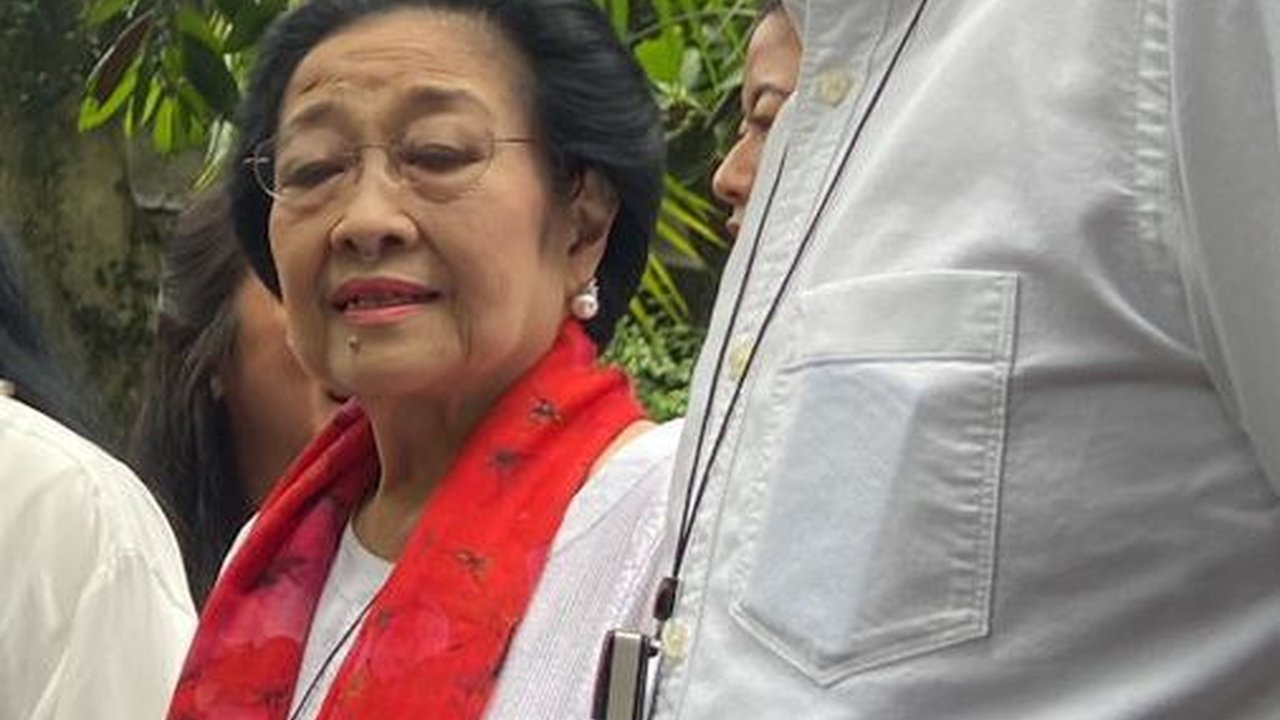 Momen Megawati Berselendang Merah Jalan Kaki Bareng Puan Maharani ke TPS Kebagusan