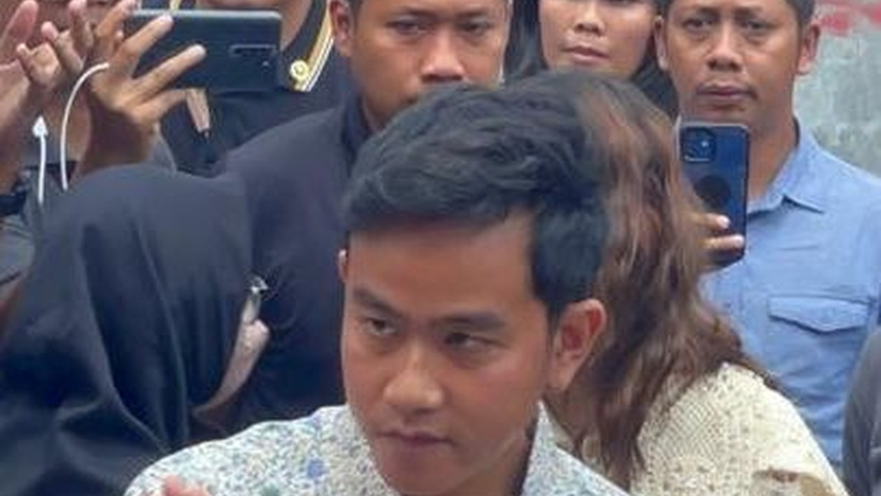 Berkemeja Biru, Gibran Ditemani Selvi Nyoblos di TPS 034 Manahan Solo