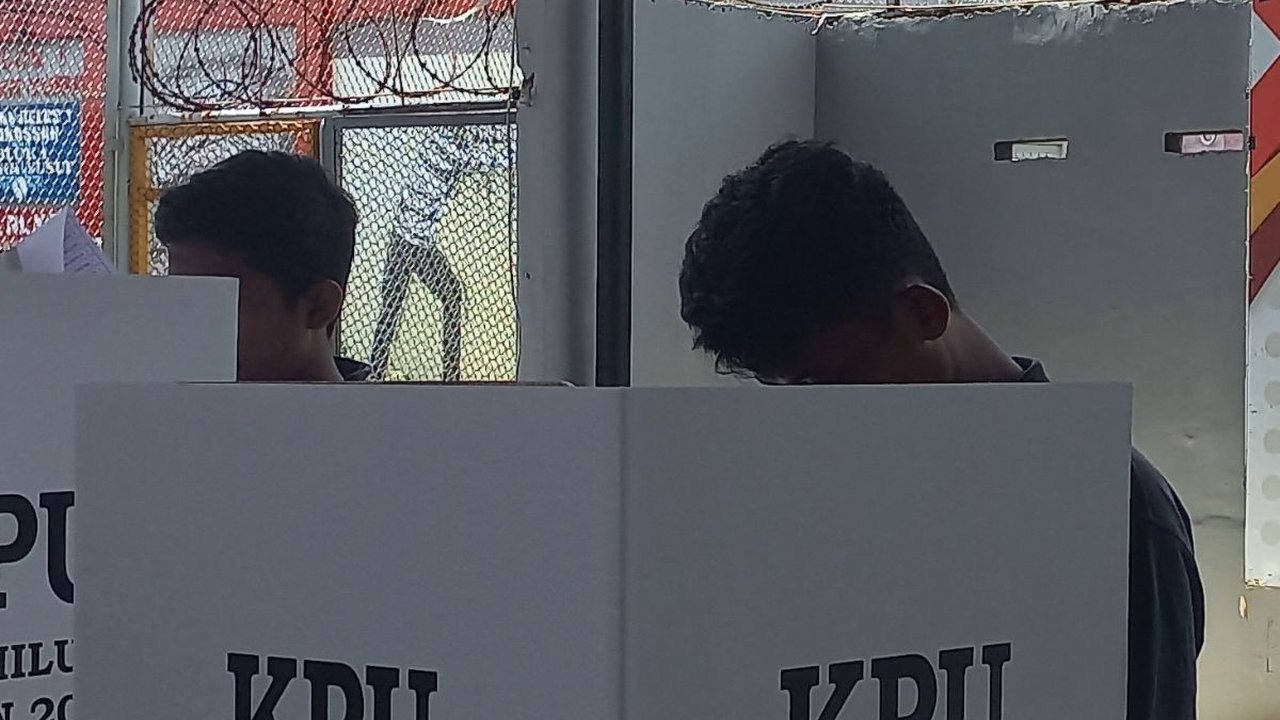Carut Marut Pelaksanaan Pemilu di Makassar: Logistik Terlambat ke TPS hingga Kotak Suara Tak Tersegel