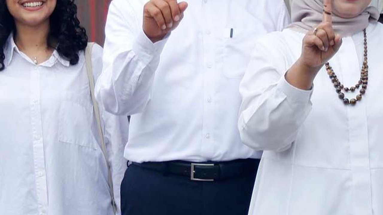 VIDEO: Anies Sekeluarga Kompak Pose Satu Jari, Tepar Senyuman Usai Nyoblos