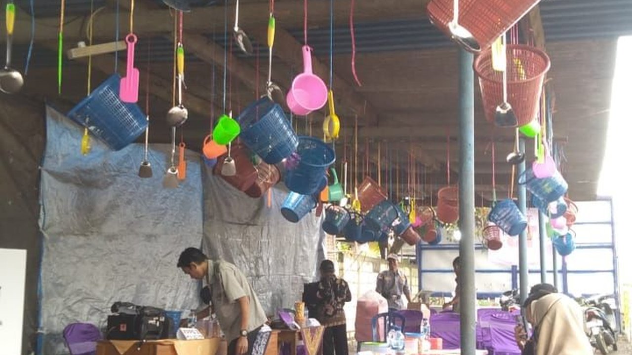 Bak Lomba 17 Agustus, TPS Ini Sediakan Hadiah Gayung hingga Tempat Sampah bagi Pemilih yang Sudah Mencoblos