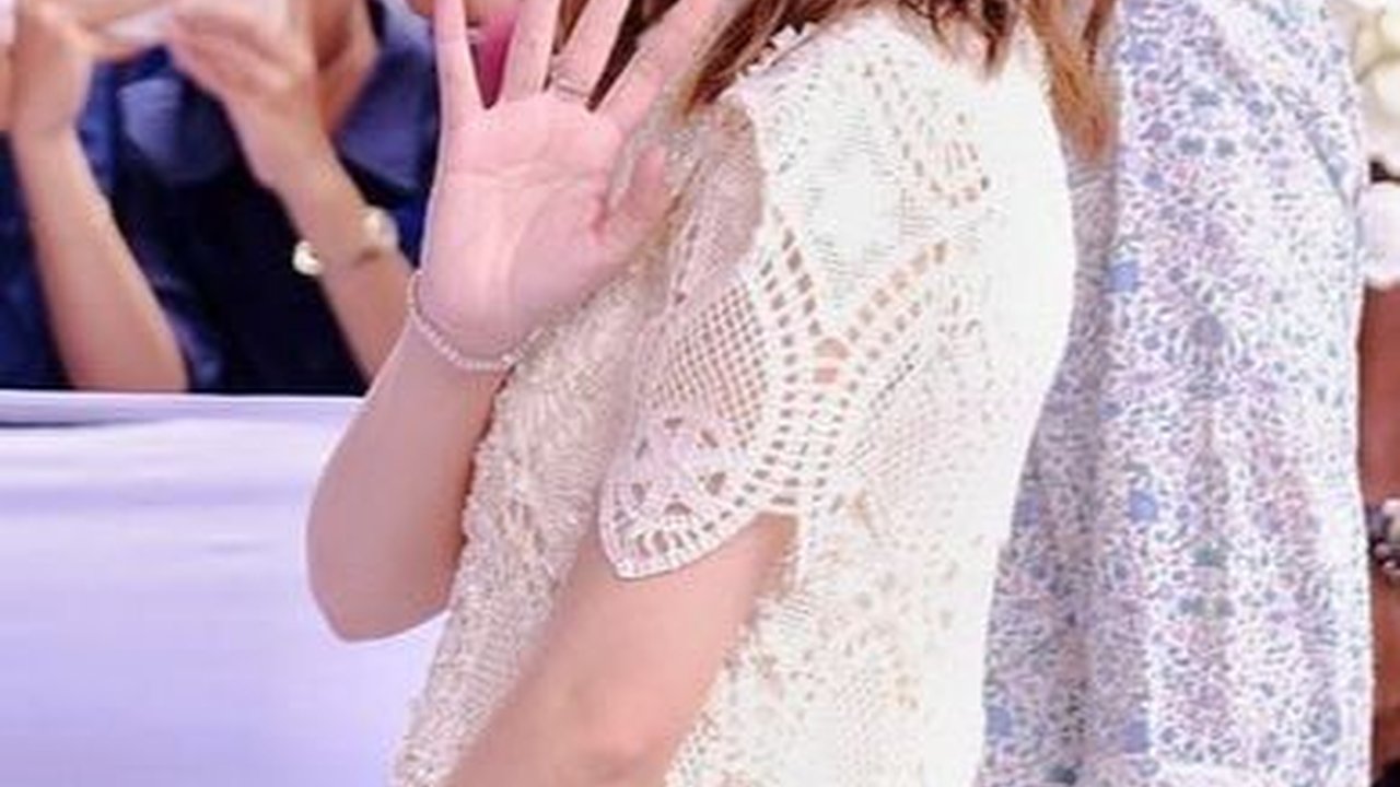 Penampilan Selvi Ananda saat Nyoblos Curi Perhatian, Berbaju Krem Rambutnya Dicurly Cantik Banget