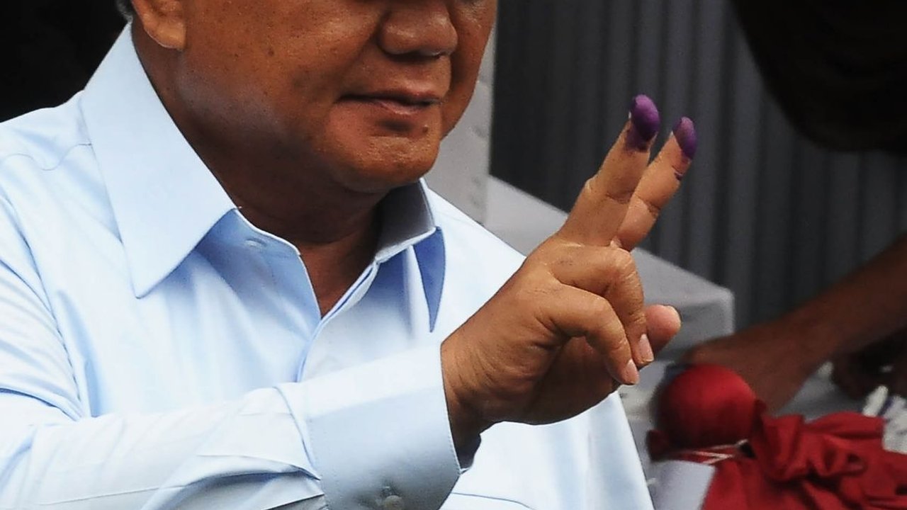 FOTO: Pose Prabowo dengan Tinta Dua Jari Usai Mencoblos di TPS 033 Bojong Koneng