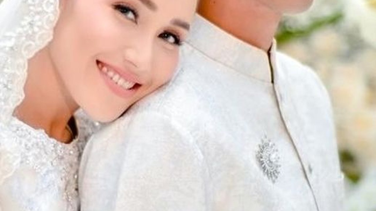 8 Foto Ayu Ting Ting Go Public Dengan Calon Suami