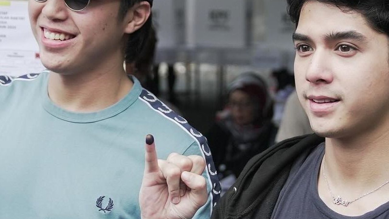 Momen Kompak Al Ghazali dan El Rumi saat Nyoblos Bareng, Potret Ganteng Kakak dan Adik ini Bikin Salfok