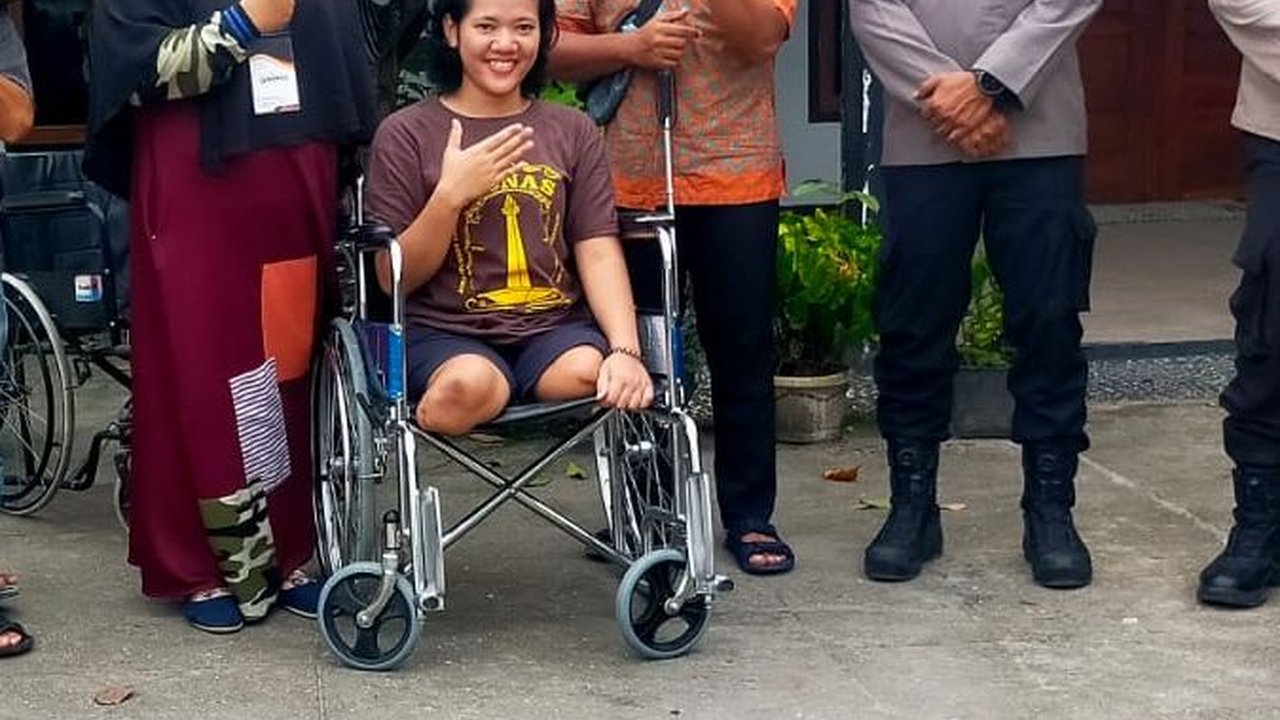 Kapolsek Tenayan Raya Antar Disabilitas ke TPS untuk Nyoblos