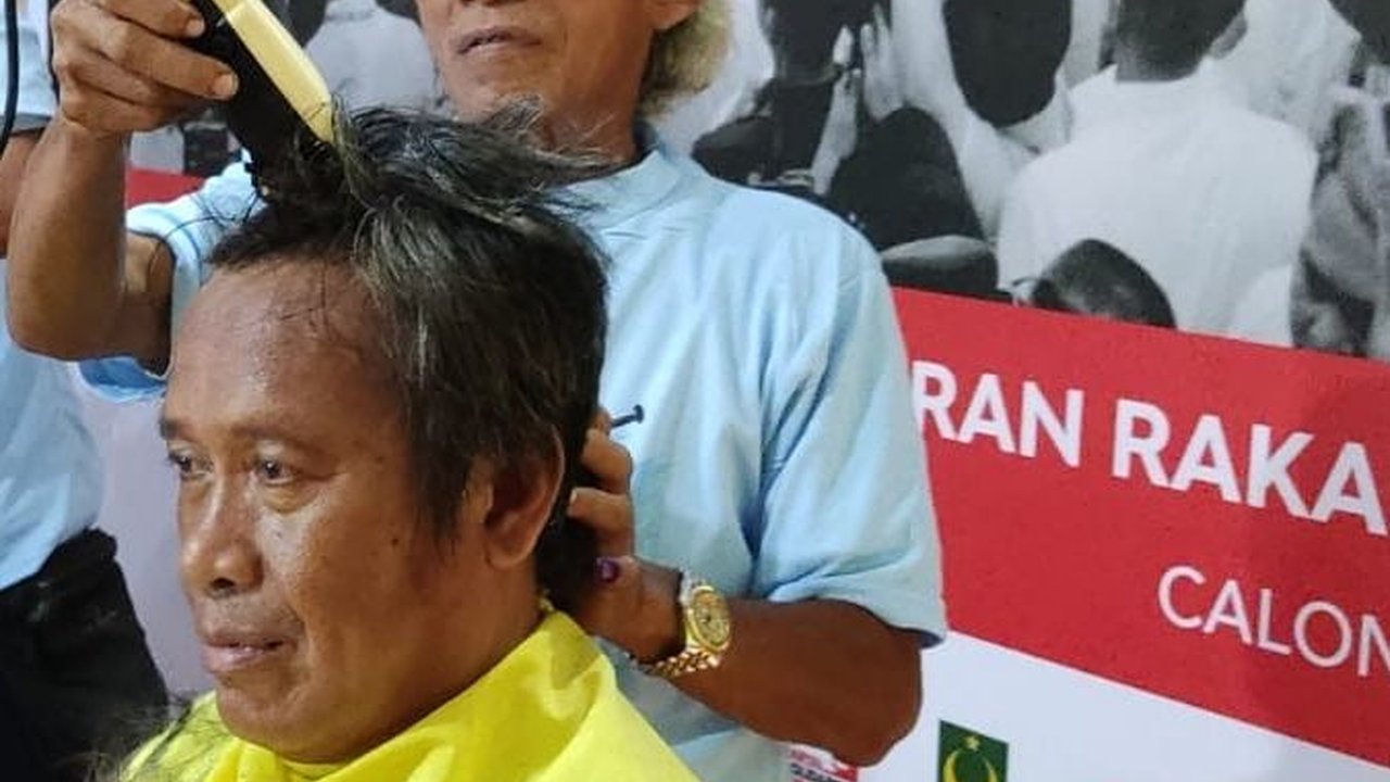 Prabowo-Gibran Unggul di Quick Count, Relawan Cukur Gundul di Hadapan Khofifah-Emil Dardak