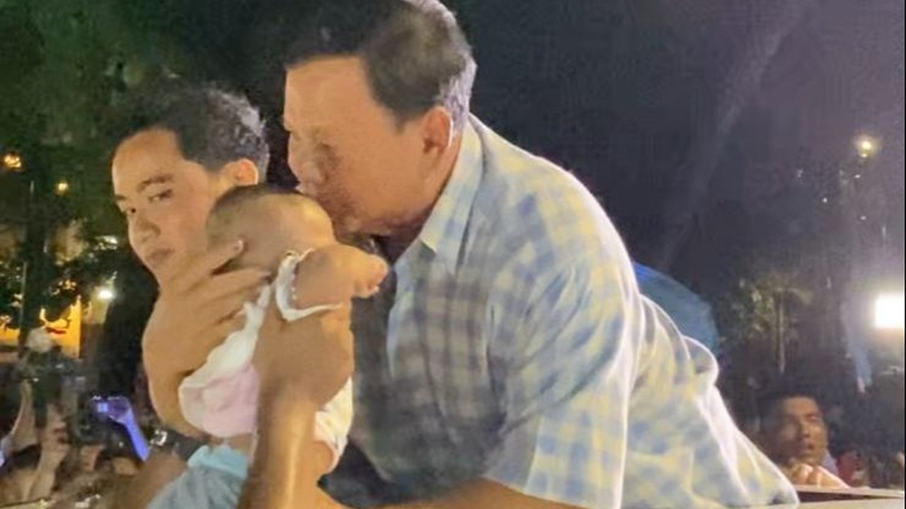 Momen Prabowo Cium Bayi Saat Tinggalkan Kertanegara Bersama Gibran
