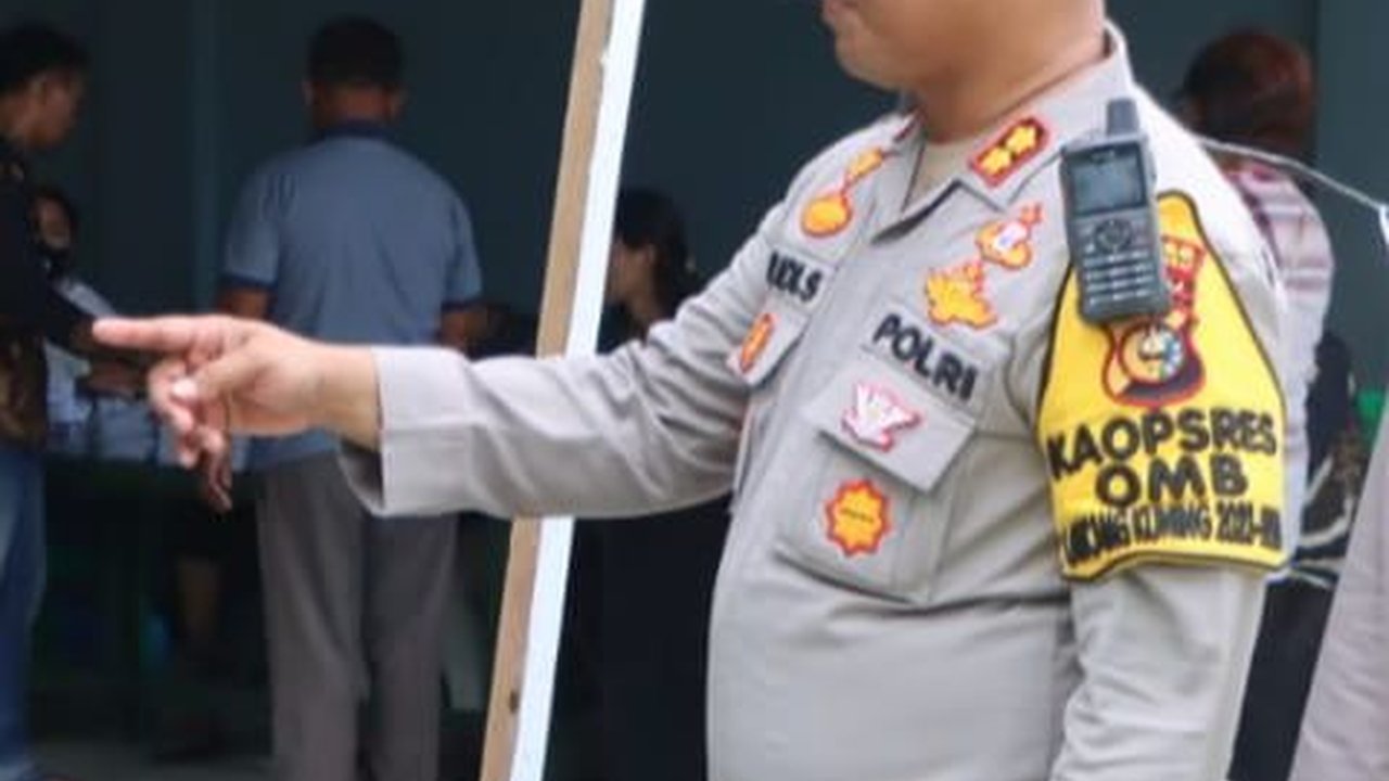 Pastikan Pencoblosan Lancar, Kapolres Rohul Turun Langsung ke TPS dan Sapa Warga