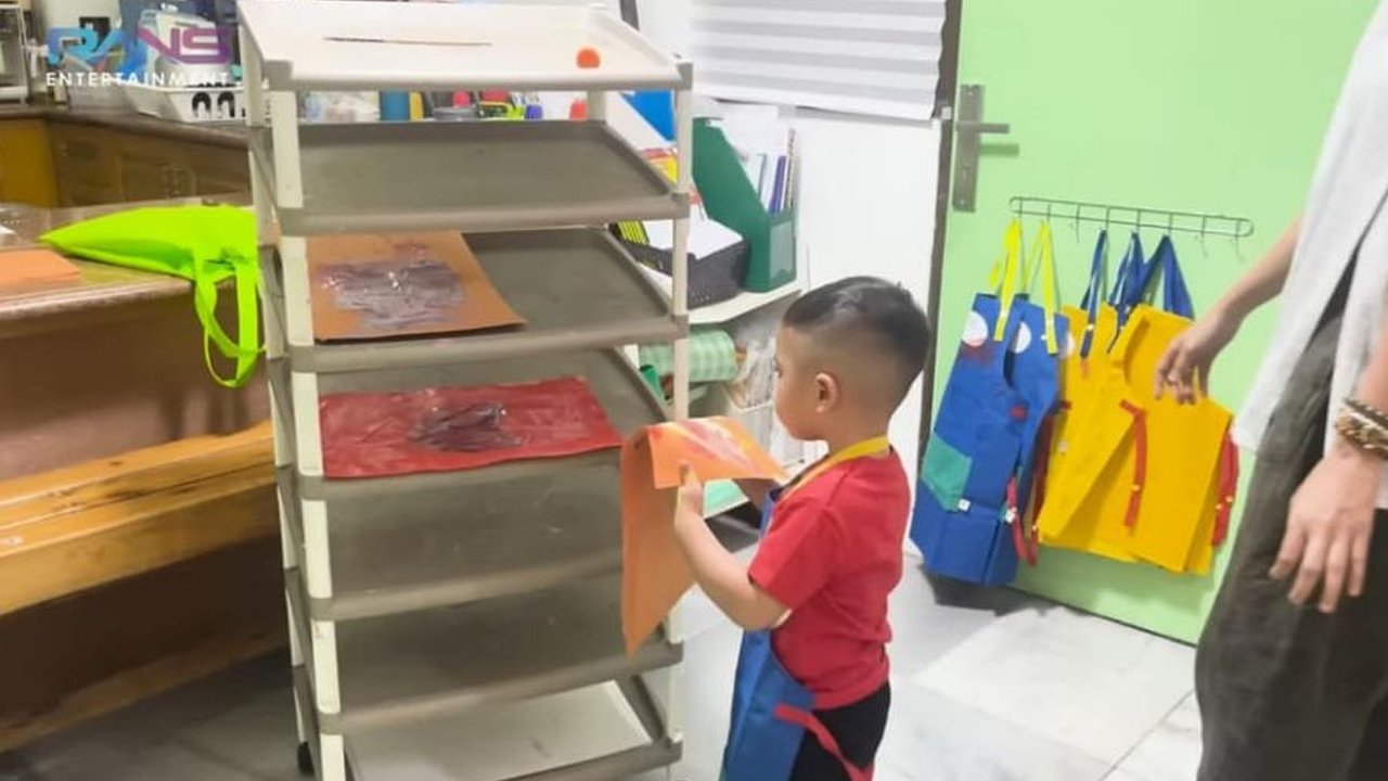 Potret Perdana Rayyanza 'Cipung' Sekolah di Usia 2 Tahun, Diantar Nagita & Sus Rini Siaga Menemani