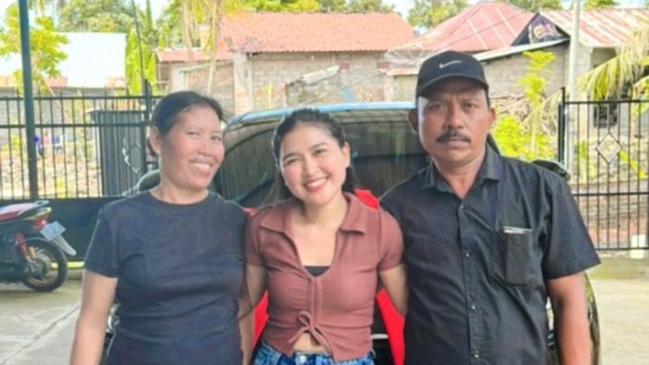 Bikin Warganet Salut, Begini Momen Anak Beri Kejutan Mobil Baru untuk Orang Tuanya