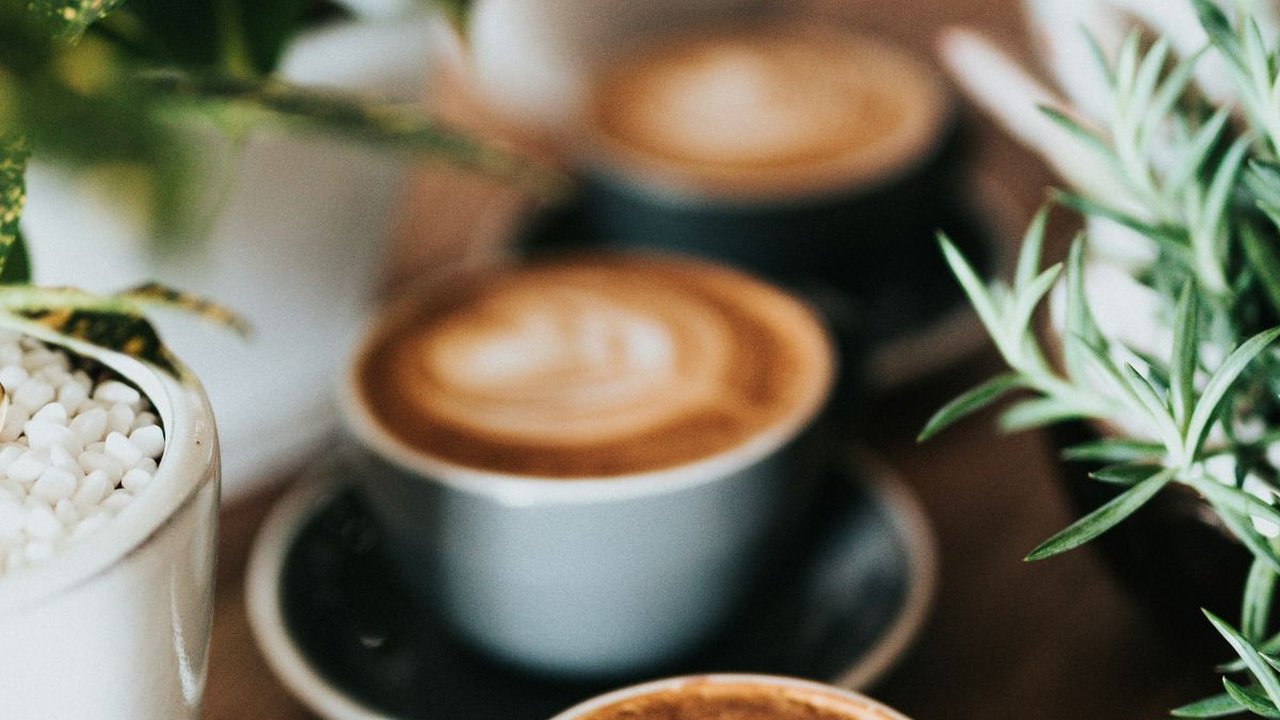 50 Pantun Kopi Lucu, Bikin Momen Nongkrong Makin Seru