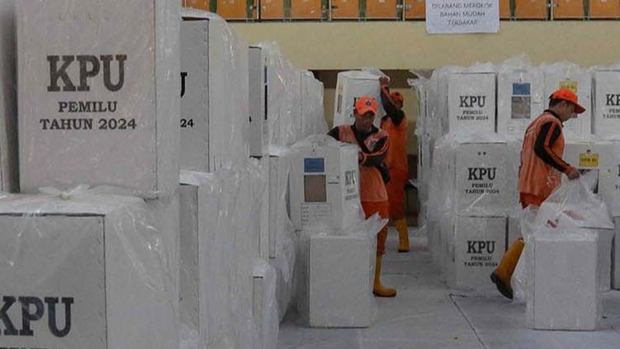 FOTO: Pencoblosan Berakhir, KPU Jaktim Tarik Kembai Logistik Pemilu 2024 dari TPS
