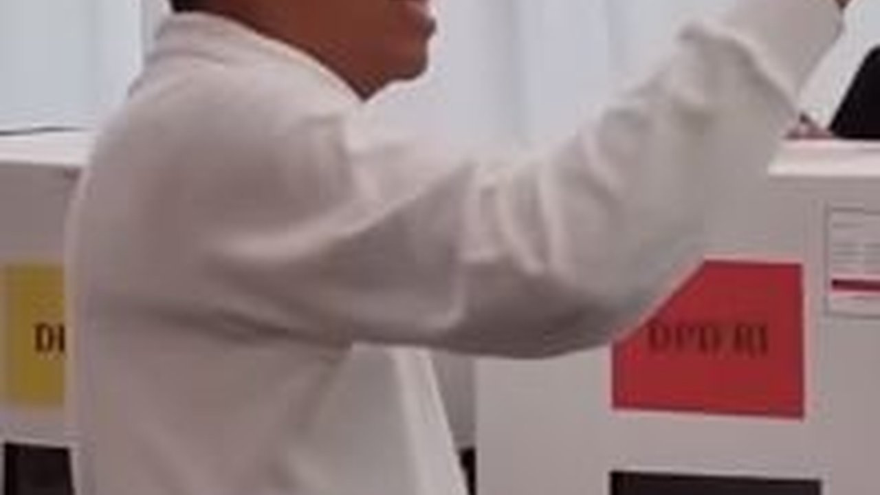 Momen Dedi Mulyadi Nyoblos Dikawal Tentara Kerajaan 'Jangan Macam-macam di Sini'