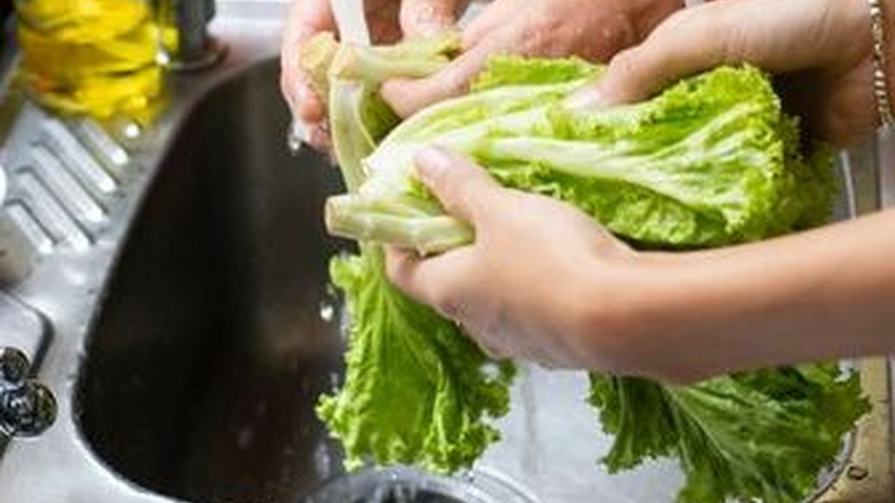 Cuci Buah dan Sayur dengan Satu Bahan Ini untuk Hilangkan Residu Pestisida