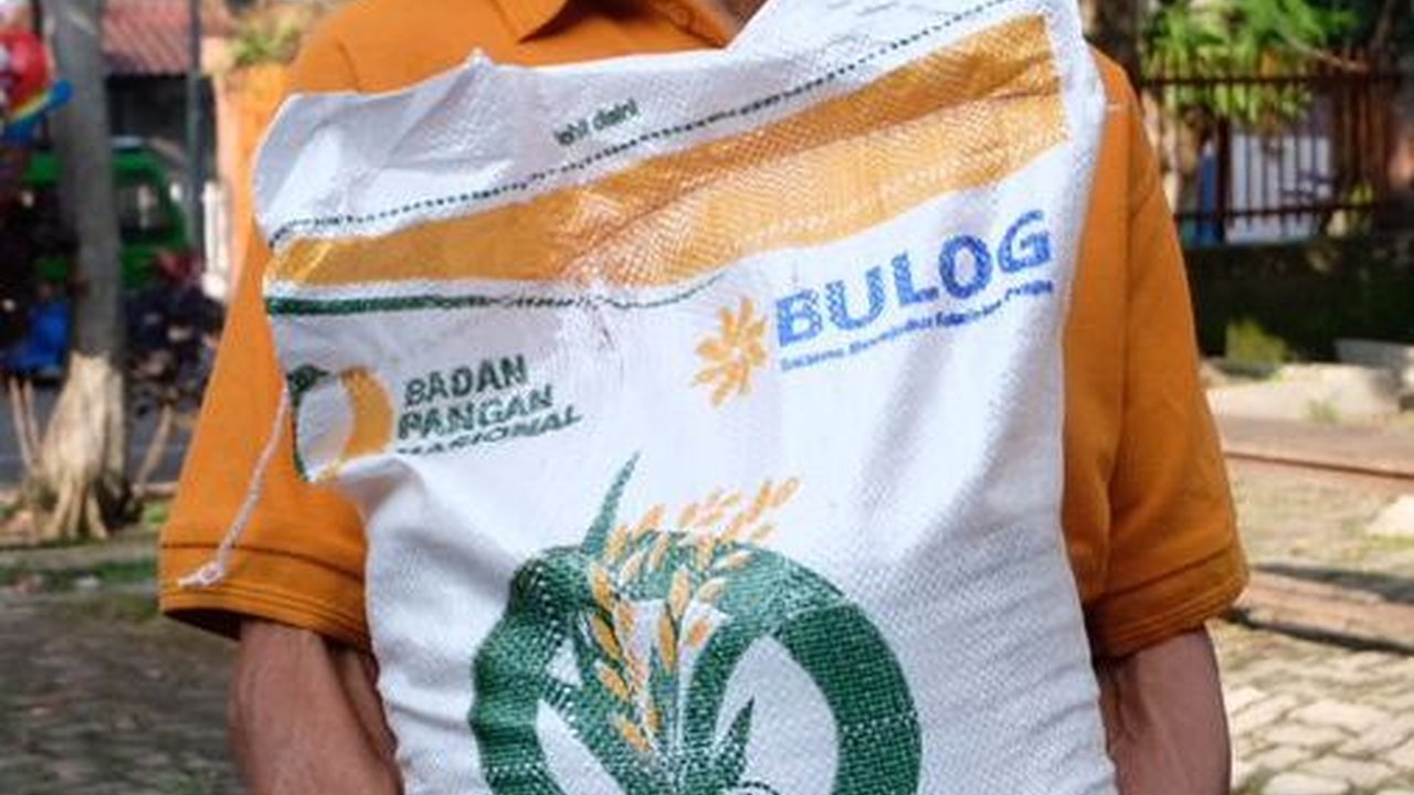 Usai Pencoblosan, Bulog Kembali Salurkan Bansos Beras 10 Kg di Bogor