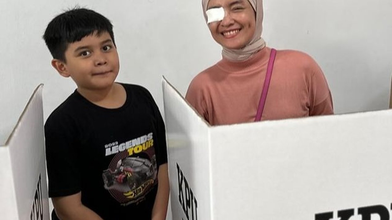 Dari Gaya Nyentrik Hingga Pakai Baju Olahraga, Berikut Ini 11 Potret Gaya Selebritis Kala Nyoblos Pemilu 2024