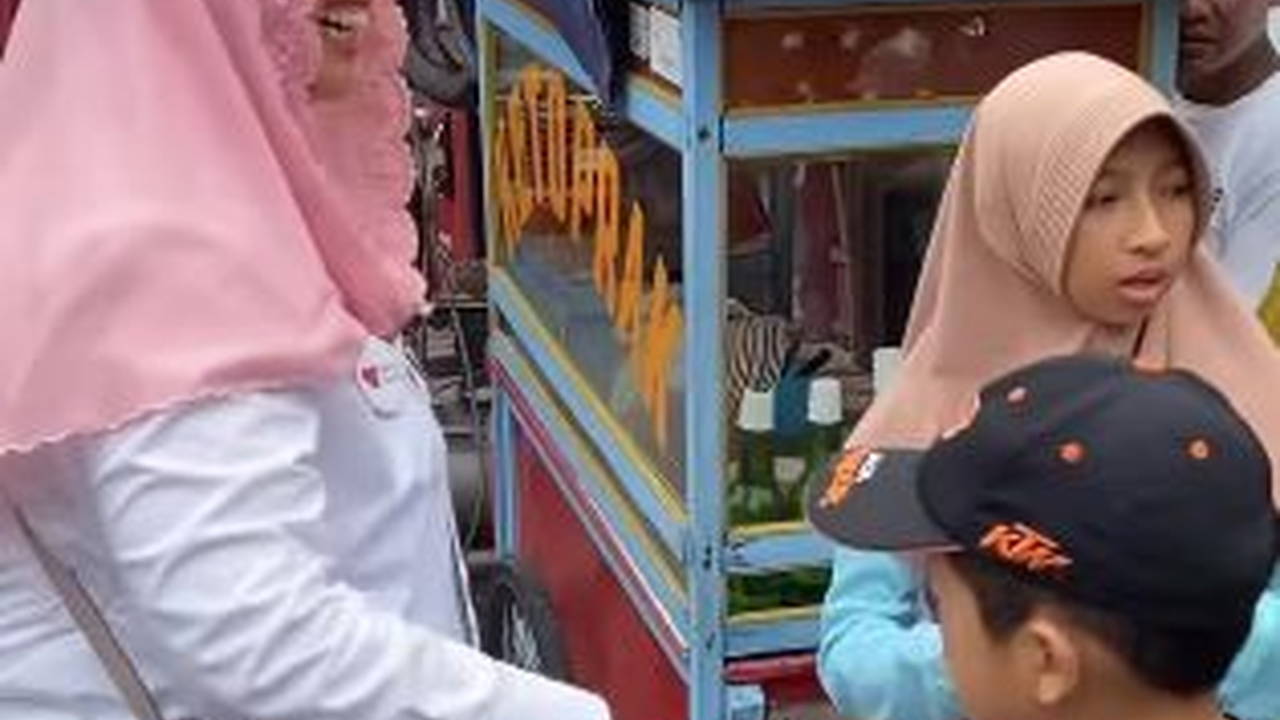 Gaya Sederhana Putri Presiden Jajan di Pinggir Jalan, Beli Lima Ketoprak Dibungkus