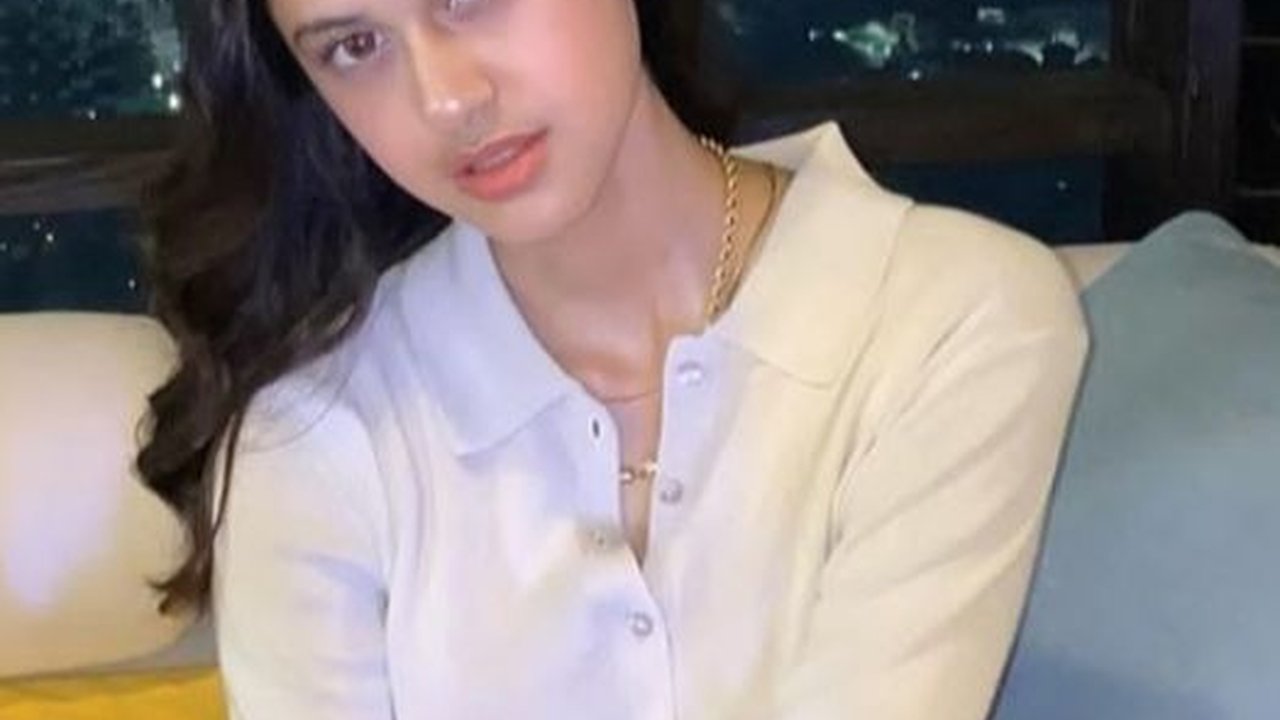 Dapat Buket Bunga, Ini Potret Asila Putri Abi Ramzi Diduga Kencan dengan Cowok di Hari Valentine