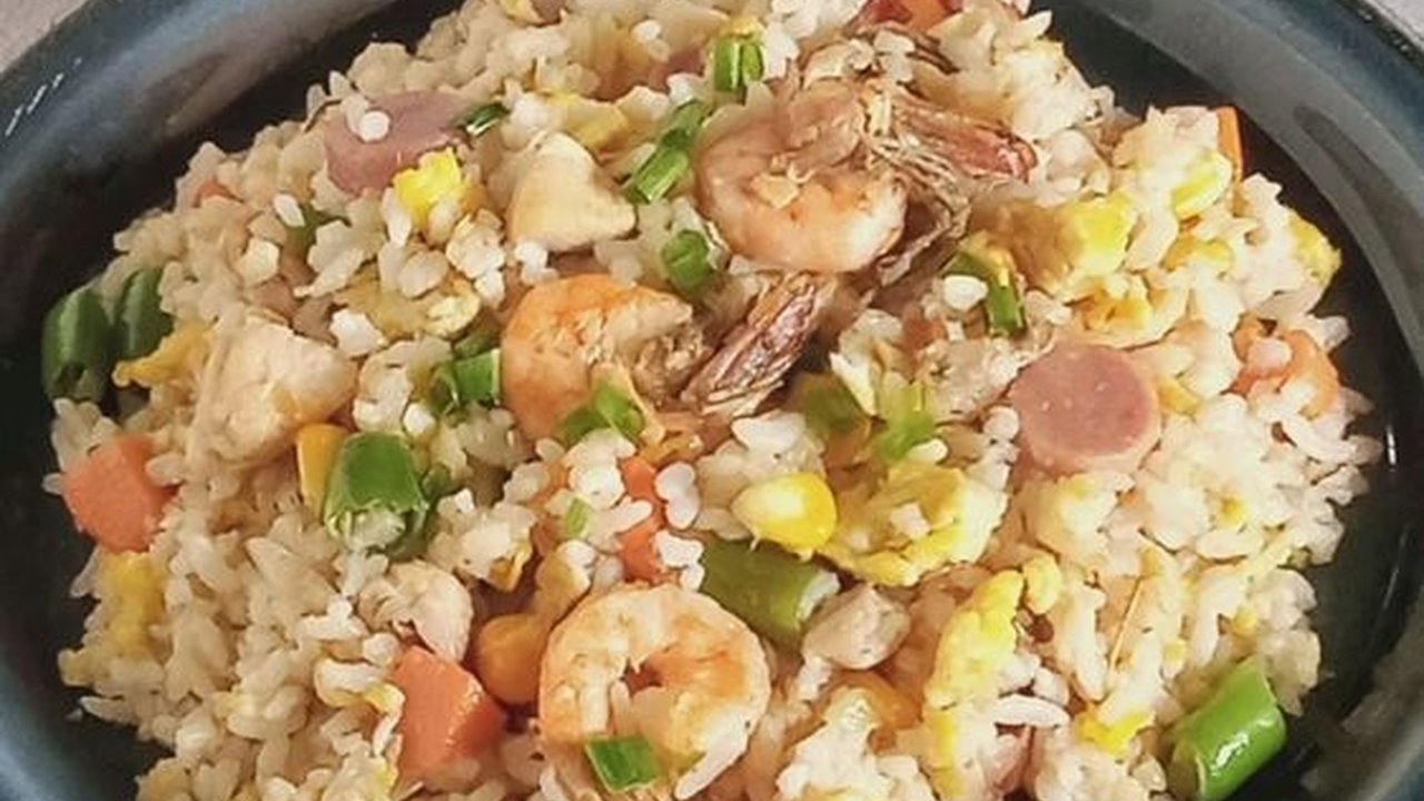 Kenapa Nasi Goreng Hong Kong Berwarna Putih? Ternyata Ini Alasannya!