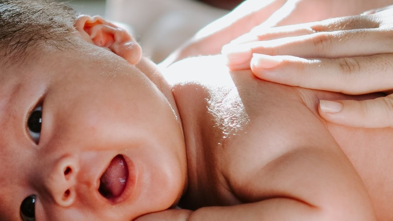 Gejala Bayi Tersedak dan Cara Menanganinya, Wajib Tahu