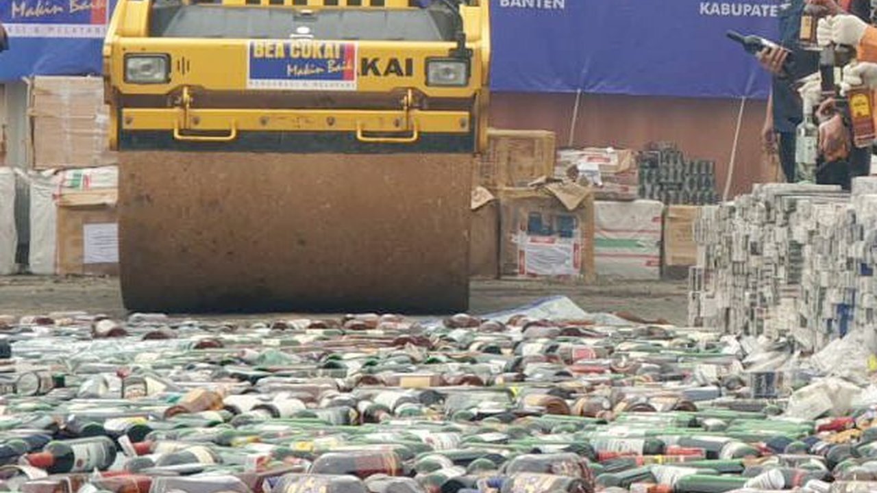 Patroli Darat, Peredaran Ratusan Ribu Rokok Ilegal dan Miras di Malang Dibongkar