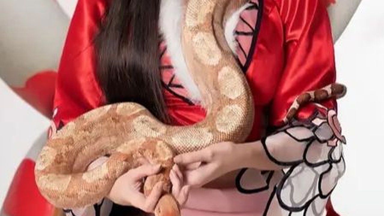 Foto Aura Kasih Pemotretan jadi Karakter Boa Hancock dari One Piece