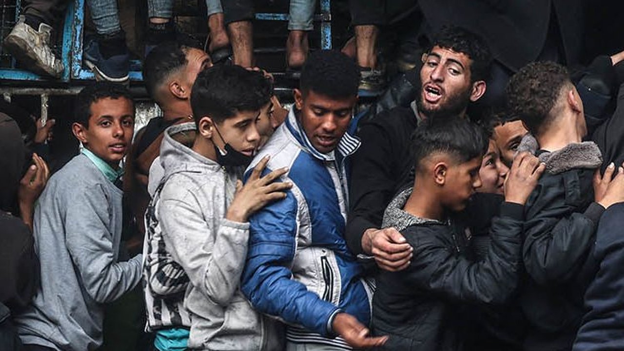 FOTO: Kelaparan, Begini Membludaknya Warga Palestina Serbu Toko Roti di Gaza