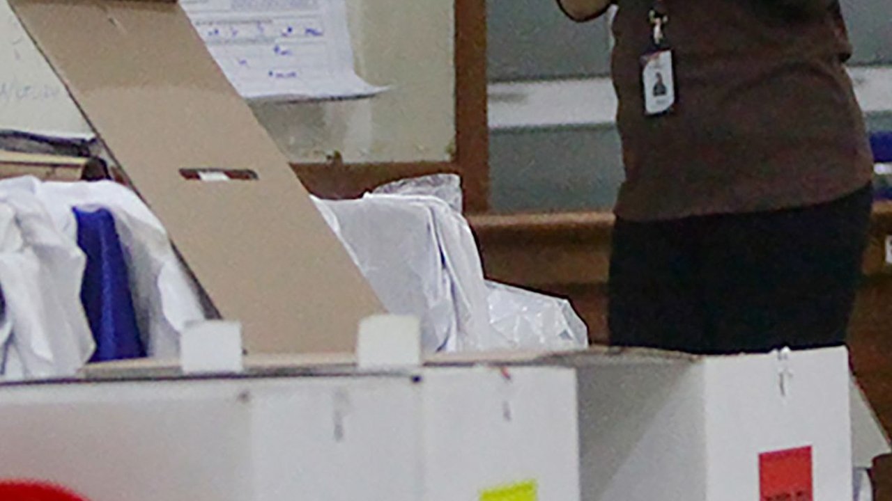FOTO: Intip Sibuknya Petugas Hitung Manual Hasil Pemilu 2024 di Tingkat Kecamatan